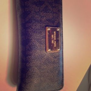 Michael Kors huge zipper wallet Authentic ( SOLD)
